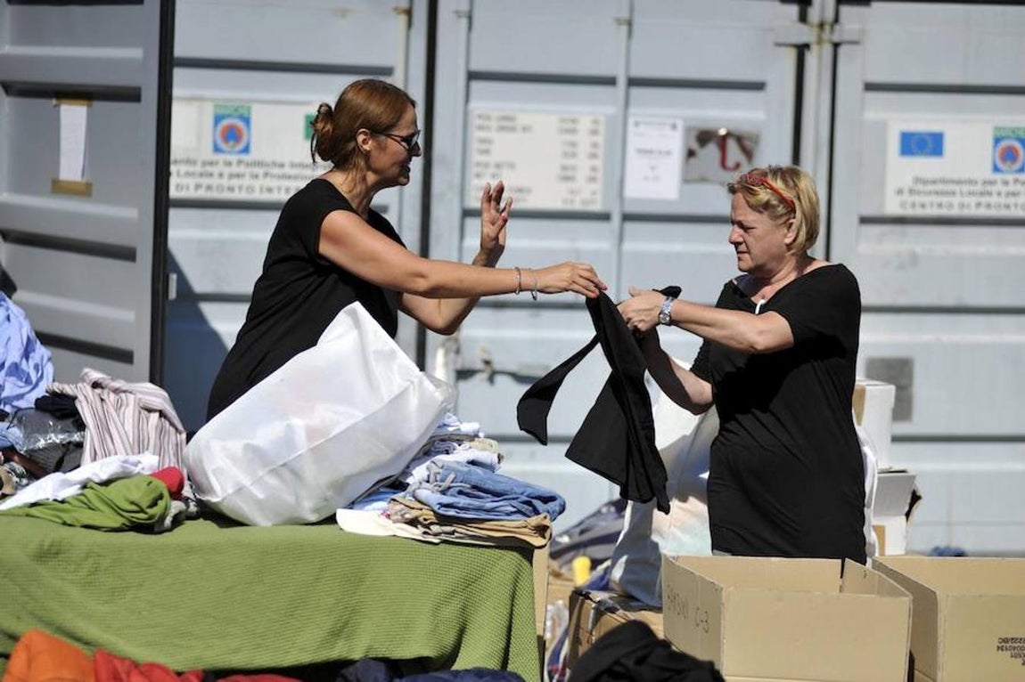 Una voluntaria distribuye ropa entre los afectados por el terremoto en Borgo cerca de Arquata del Tronto. 