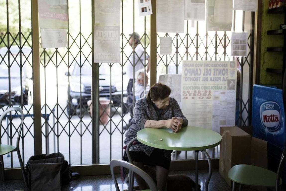 Una mujer descansa en uno de los pocos bares que permanecen en pie tras el terremoto en Amatrice. 