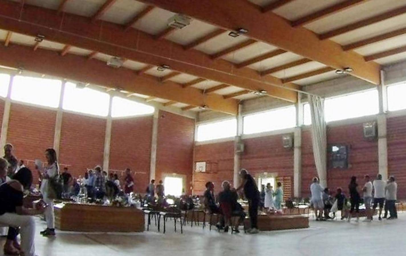 Varias familias velan los cuerpos de sus seres queridos fallecidos en el terremoto en un gimnasio en Ascoli Piceno