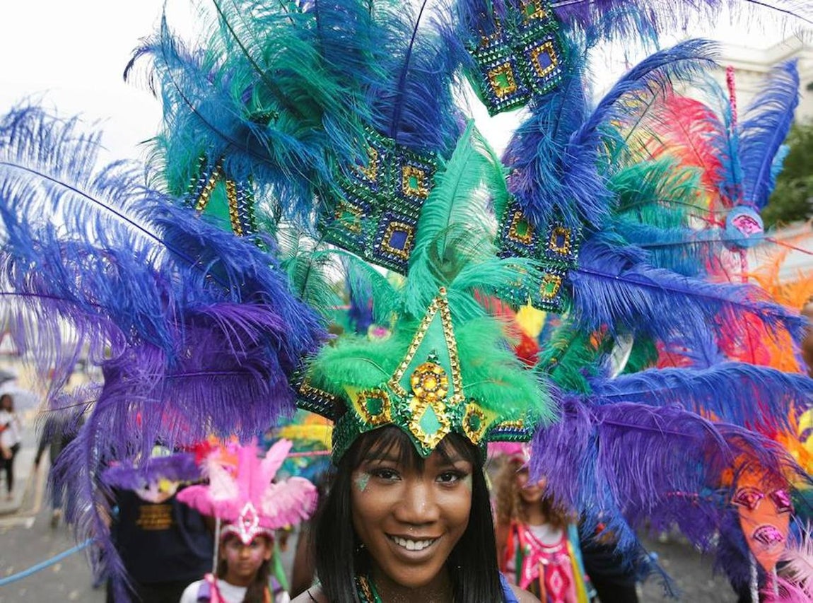 Una mujer luce un disfraz de inspiración caribeña. 
