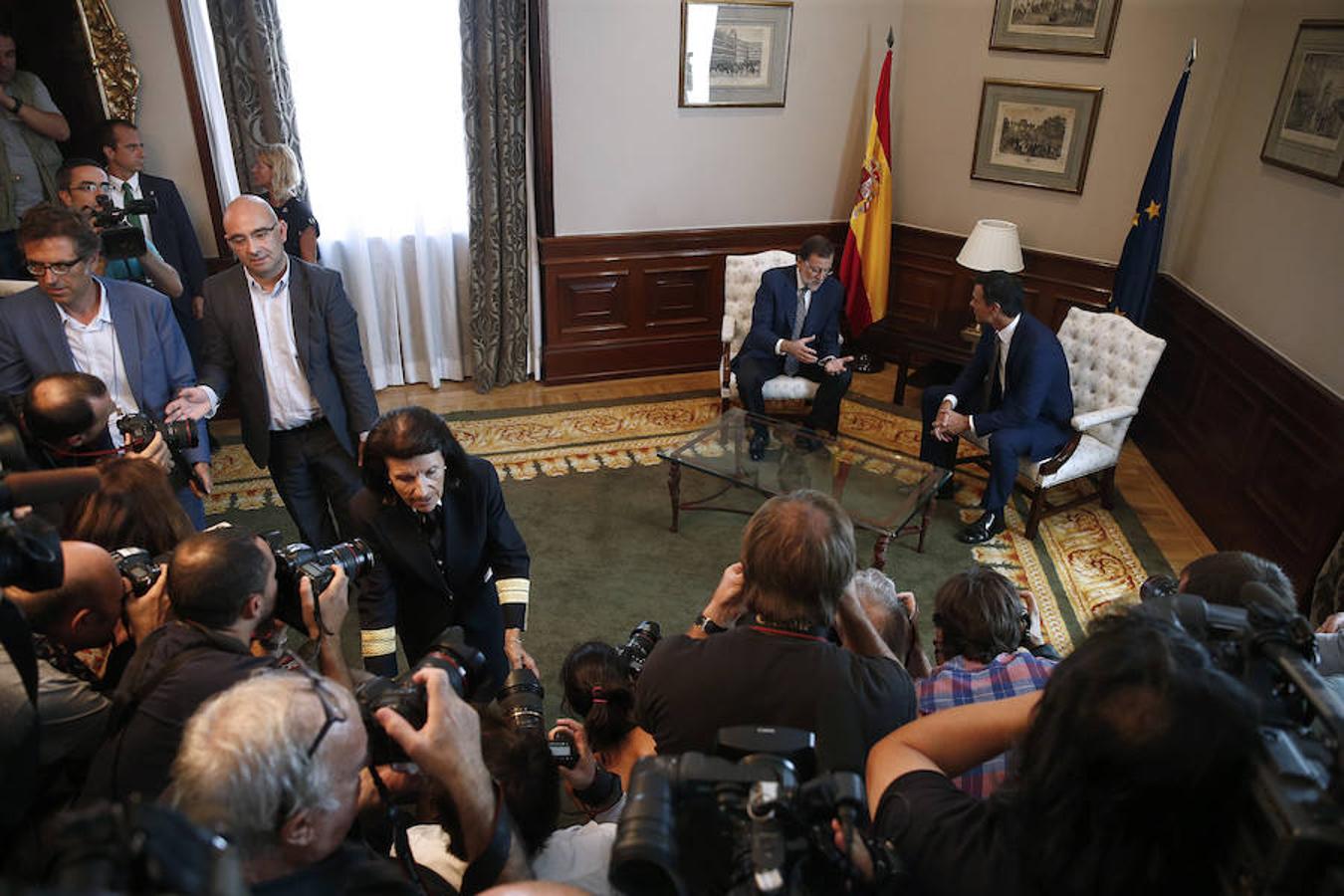 En imágenes: Así ha sido el encuentro entre Rajoy y Sánchez. Sin la abstención o el sí de los socialistas, Rajoy no logrará la luz verde del Congreso de los Diputados para su nombramiento como presidente del Gobierno.