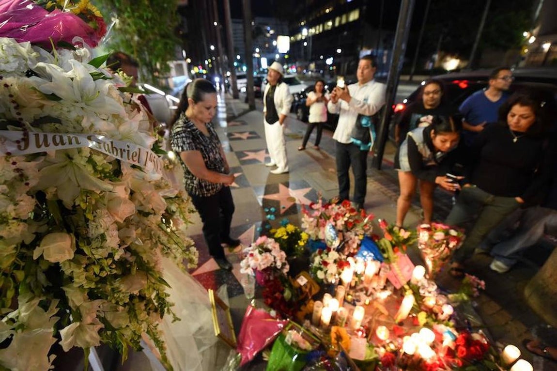 Falleció en su residencia de Santa Mónica (California, Estados Unidos) dos días después de ofrecer un concierto ante 18.000 espectadores en Los Ángeles. 