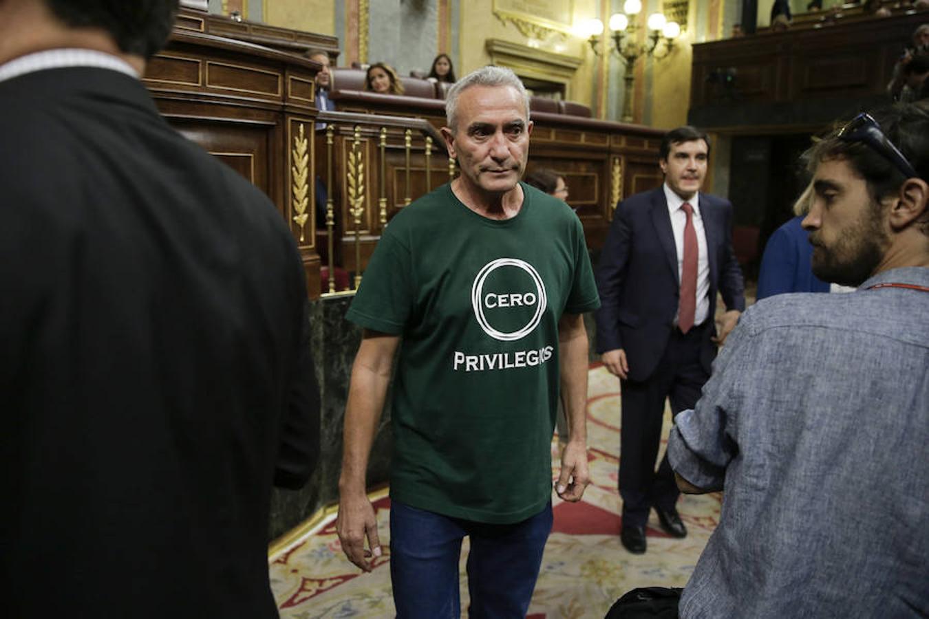 El diputado de Unidos Podemos Diego Cañamero llega al hemiciclo con una camiseta con el eslogan «Cero privilegios»