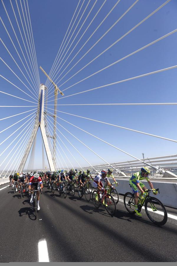La Vuelta Ciclista estrena el Puente de la Constitución