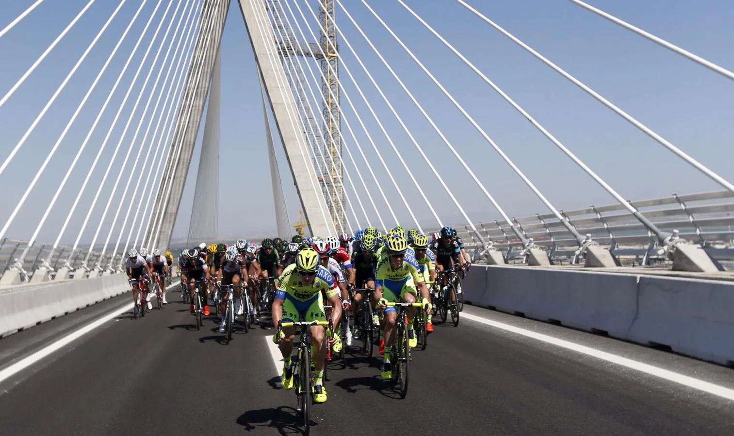 La Vuelta Ciclista estrena el Puente de la Constitución