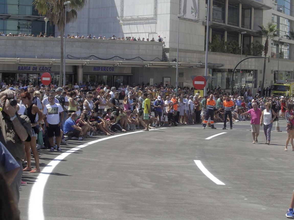 La Vuelta Ciclista estrena el Puente de la Constitución