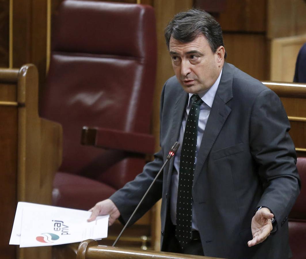 Aitor Esteban, portavoz del PNV, se escuda en que ni el PP ni Ciudadanos han querido pactar con el PNV, y remata con que su partido no va a renunciar a sus principios. «El PNV no nació con la vocación de dar estabilidad a España a costa de sus principios, sino para defender sus valores». 