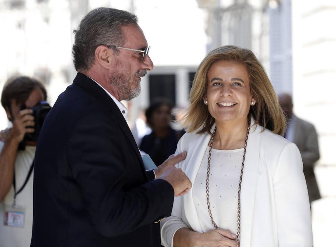 La ministra de Empleo y Seguridad Social en funciones Fátima Báñez conversa con el periodista Carlos Herrera. 