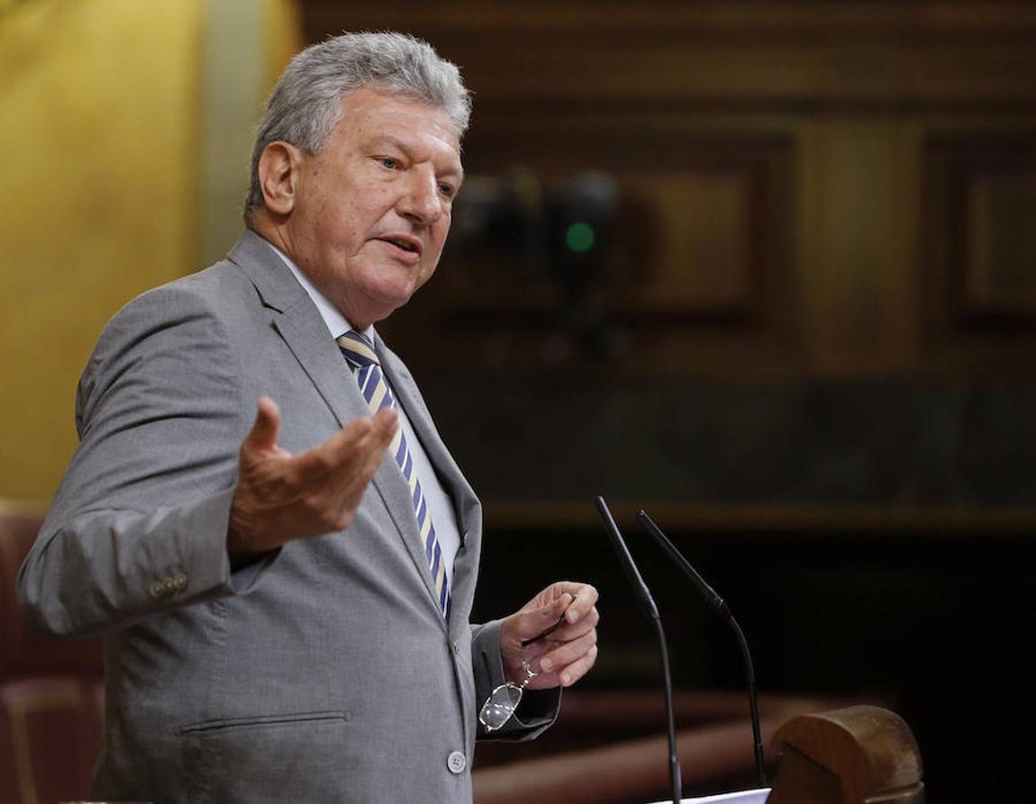 Pedro Quevedo, portavoz parlamentario de Nueva Canarias, niega su apoyo al candidato del PPP. «No podemos prestarle nuestro apoyo por varias razones: no compartimos su política y no nos fiamos de usted». 