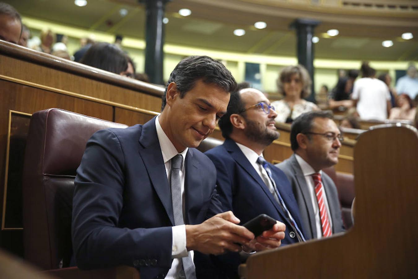 Pedro Sánchez momentos antes de dirigirse al hemiciclo para dar su respuesta a Mariano Rajoy