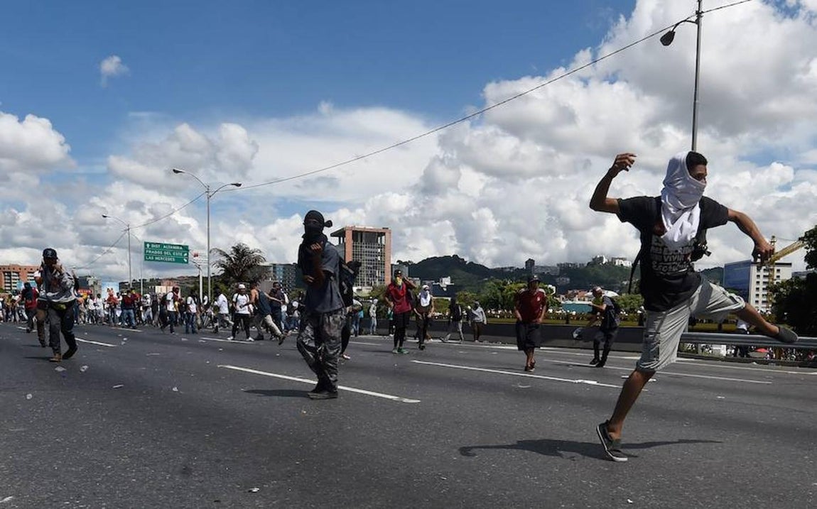 «A pesar de que grupos de infiltrados intentaron generar violencia, se impuso, una vez más, la paz», ha celebrado la MUD en su cuenta oficial de Twitter. «El llamamiento siempre será a no caer en provocaciones», ha recalcado. 