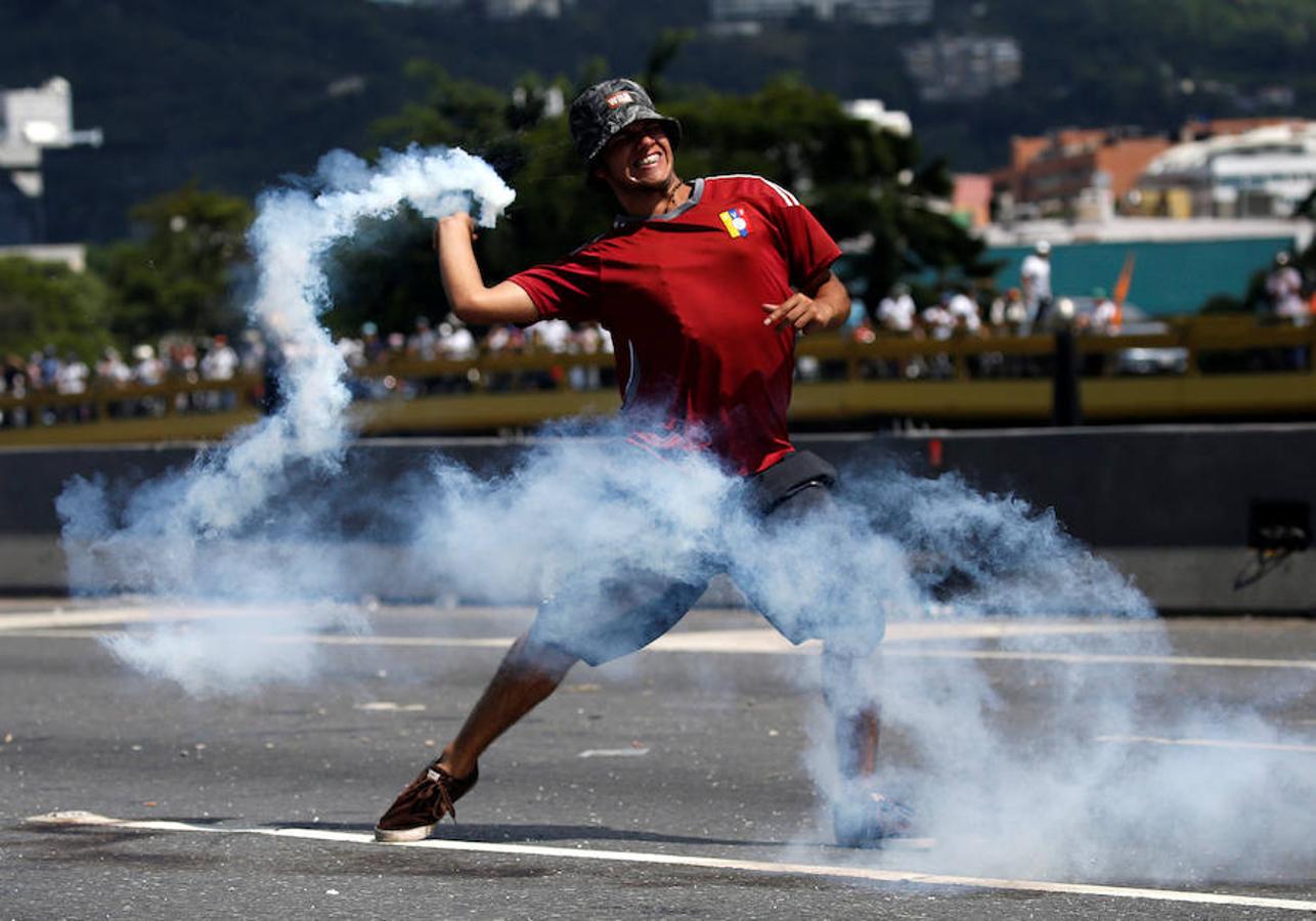 Según testigos consultados por Reuters, decenas de jóvenes con el rostro cubierto han atacado con piedras y cócteles molotov a los agentes venezolanos que han custodiado el perímetro de la marcha, justo cuando finalizaba. 