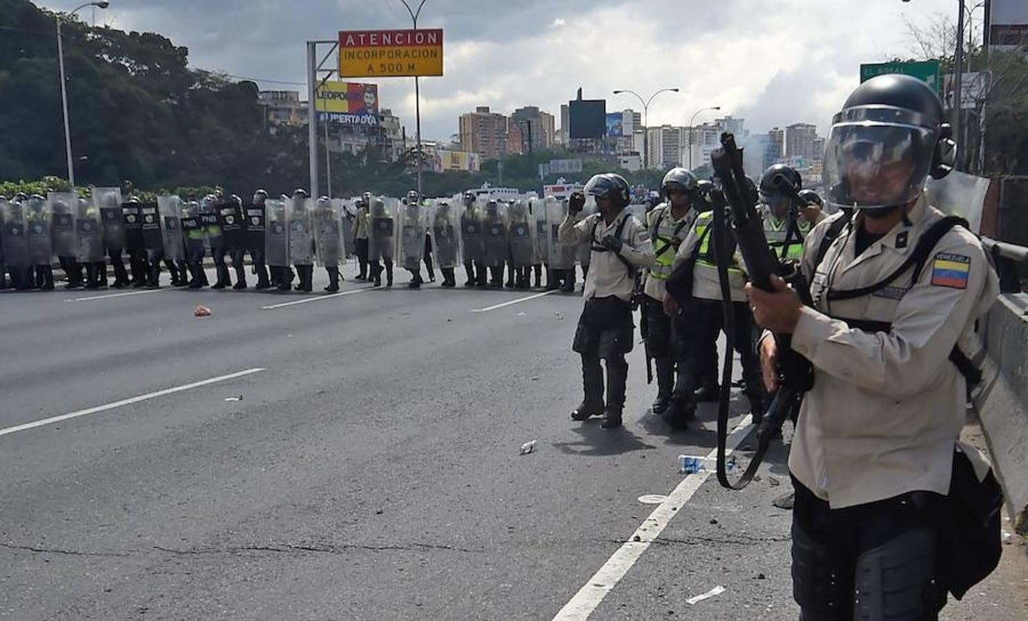 La MUD ha denunciado que los «colectivos» –grupos de civiles armados supuestamente por el Gobierno– han atacado con piedras un autobús en el que manifestantes opositores se dirigían desde la ciudad de La Victoria a Caracas para participar en «la gran toma»