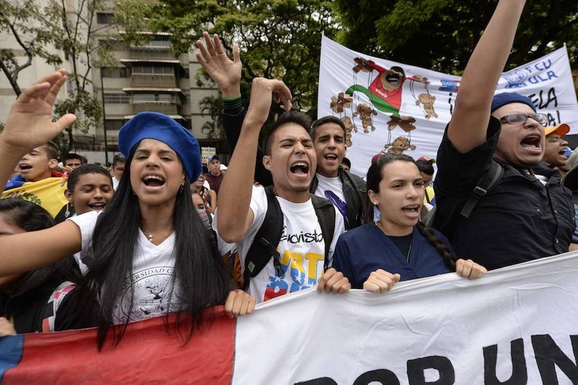 Manifestantes venezolanos participan durante la toma de Caracas. 