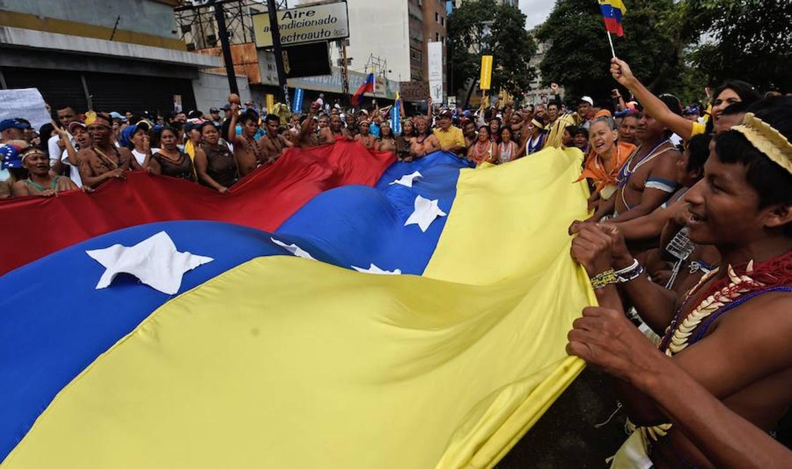 Indígenas venezolanos también se han desplazado hasta la capital para unirse a la marcha. 