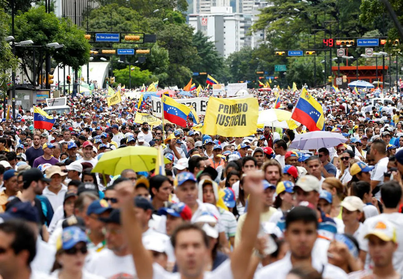 La marcha en Caracas reúne a decenas de miles de personas