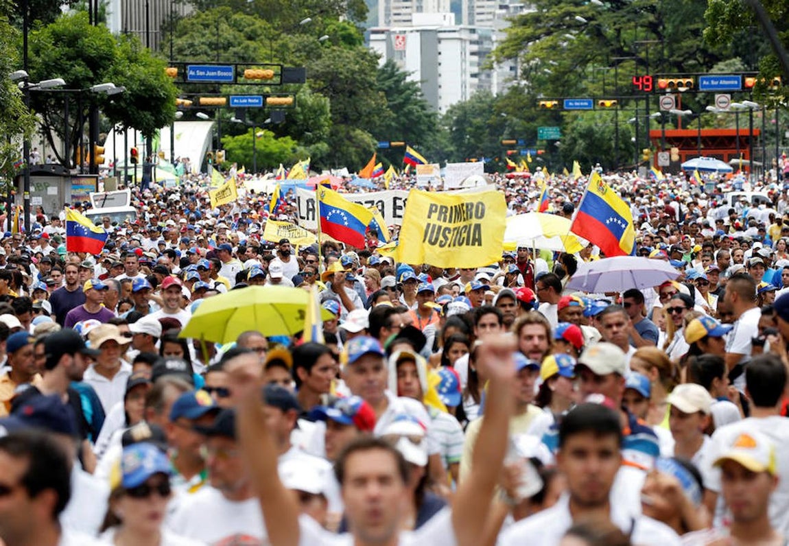 La marcha en Caracas reúne a decenas de miles de personas. 