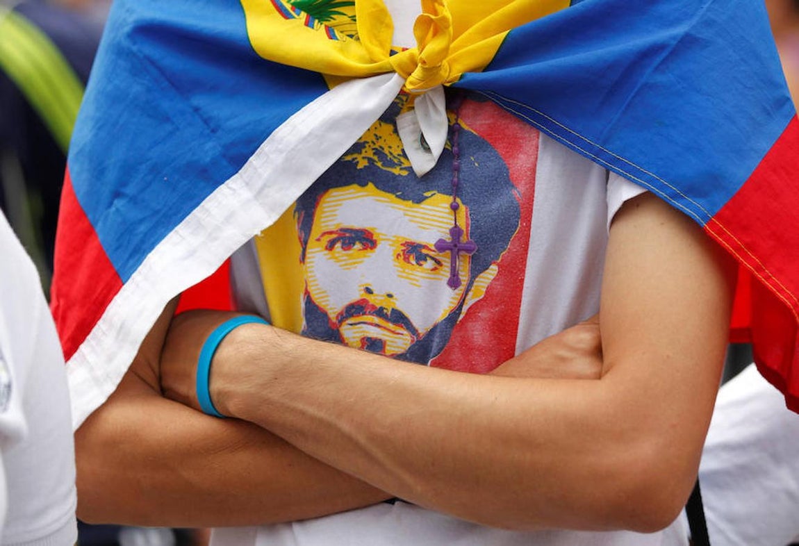 Un hombre lleva una camiseta con el rostro de Leopoldo López, el opositor encarcelado. 