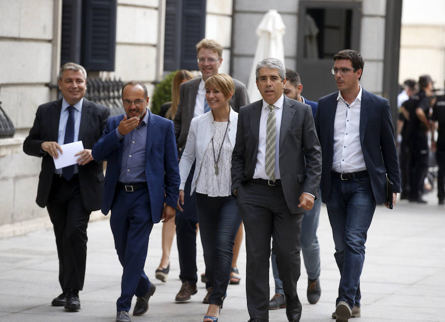El portavoz del catalán de PDC, Francesc Homs (2d) a su llegada a la Cámara Baja. 