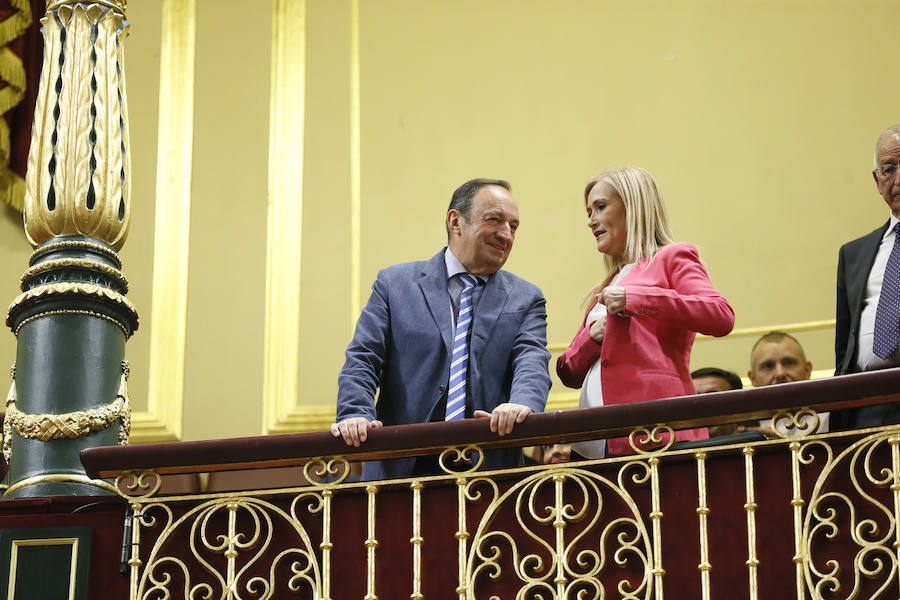 La presidenta de la Comunidad de Madrid, Cristina Cifuentes (d) conversa con el presidente de La Rioja Pedro Sanz (i) en la tribuna de invitados del interior del Congreso de los Diputados. 
