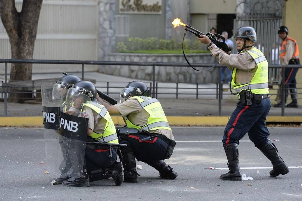 Las fuerzas de seguridad lanzaron varias salvas al aire en un intento de dispersar a los manifestantes. 
