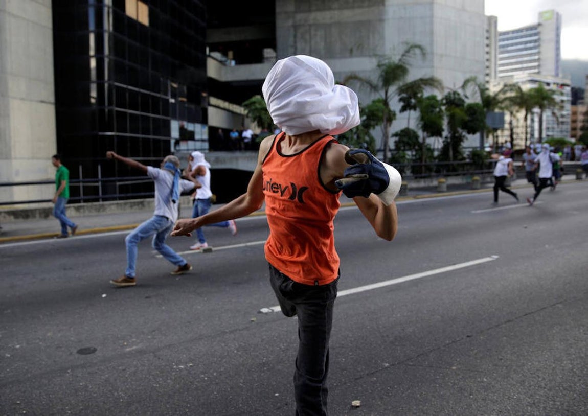 Improvisando con lo que encontraban los manifestantes arrojaron piedras y pequeños proyectiles a la policía. 