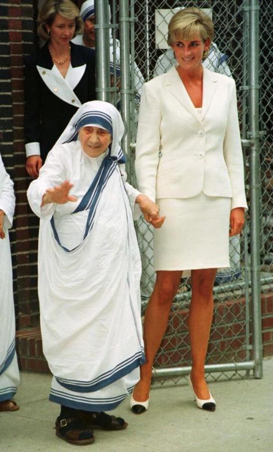La Princesa de Gales en un encuentro con la Madre Teresa de Calcuta.. 