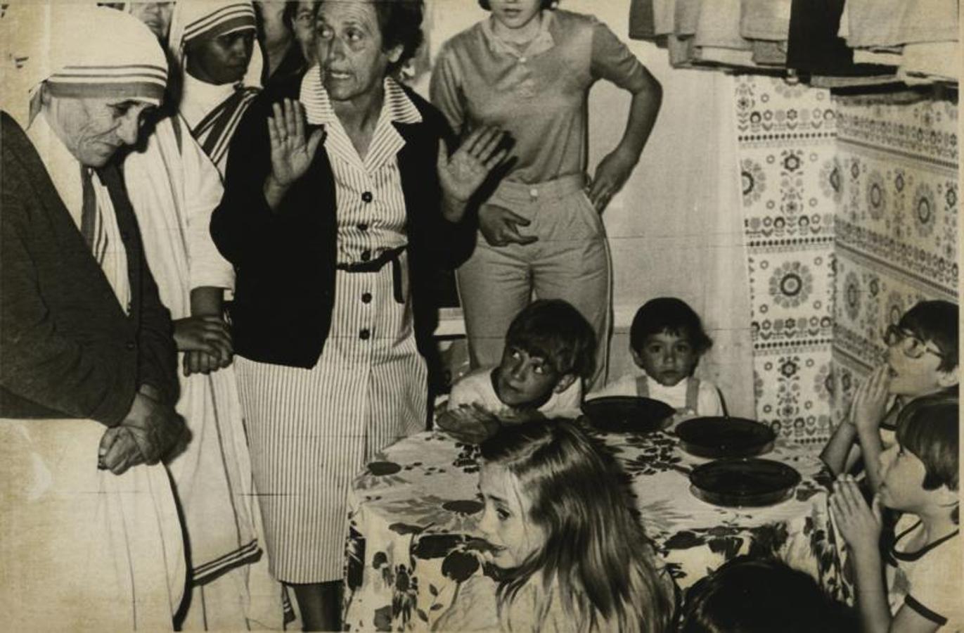 La Madre Teresa de Calcuta, durante una visita efectuada en una guardería infantil en Leganés, que rigen unas seglares colaboradores de su orden el 23 de junio de 1980.. 