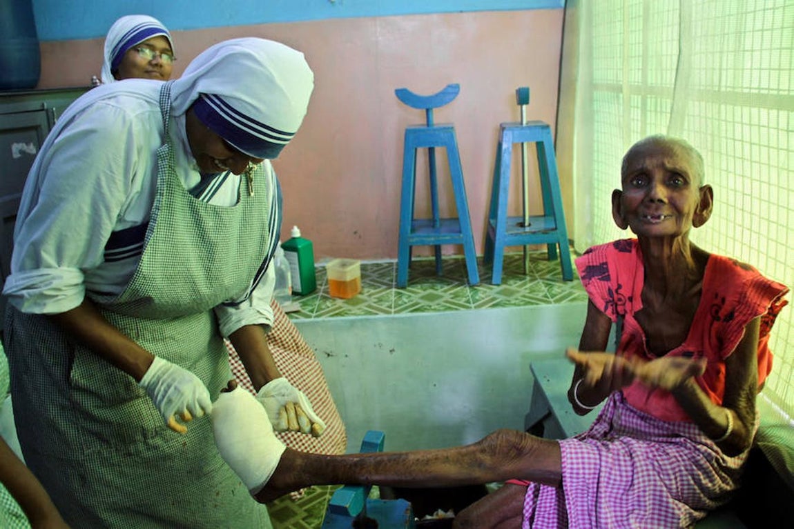 Las monjas de la Madre Teresa curan a una anciana abandonada en la casa de acogida de Premdan. 