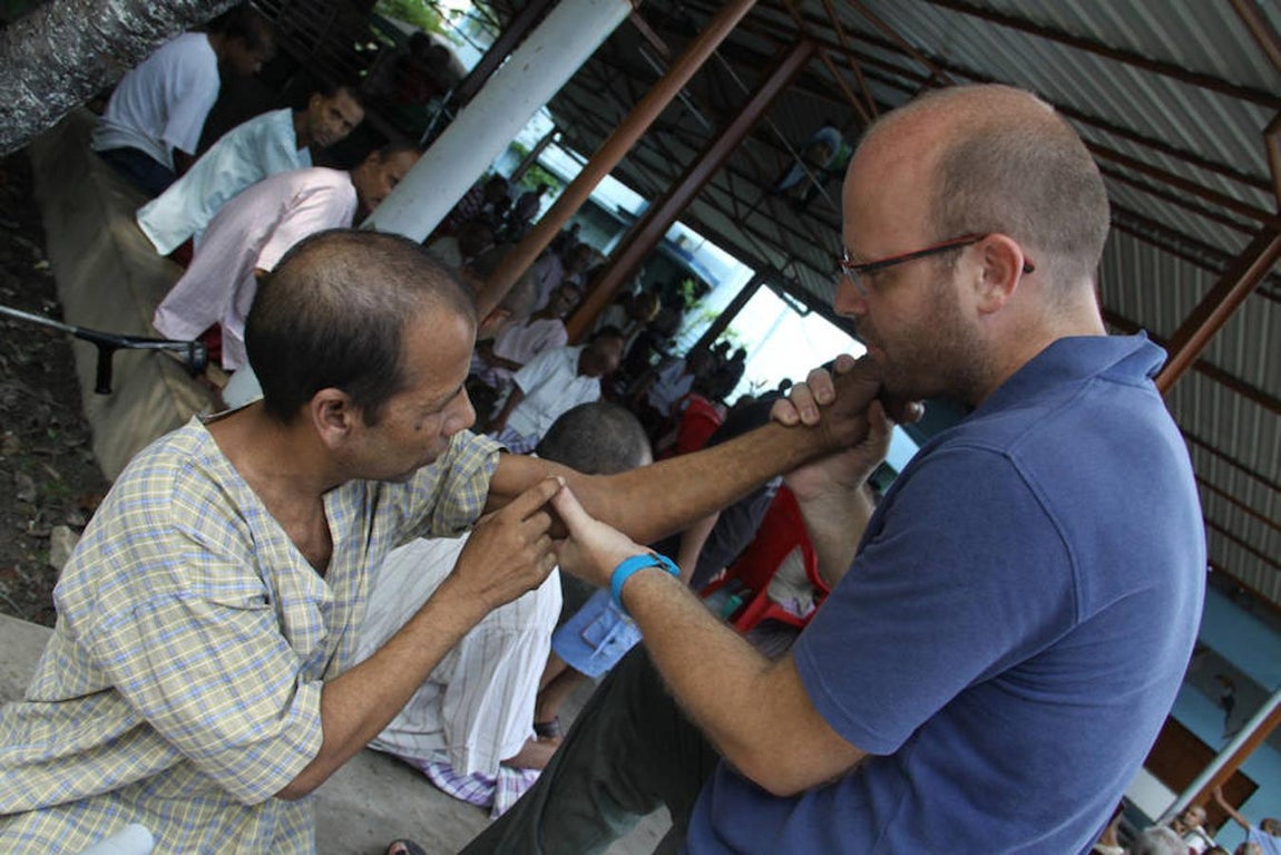 Ramón Martín, ingeniero aeronáutico de Madrid, pasa sus vacaciones de verano ayudando a los enfermos de la casa de Premdan en Calcuta, dirigida por la orden fundada por la Madre Teresa.. 
