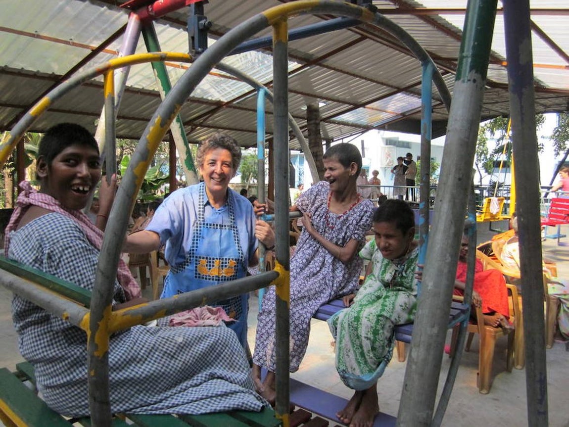 La voluntaria española Montse Alonso, jugando con los enfermos que atienden las Misioneras de la Caridad de Calcuta en la Casa de Premdan. 