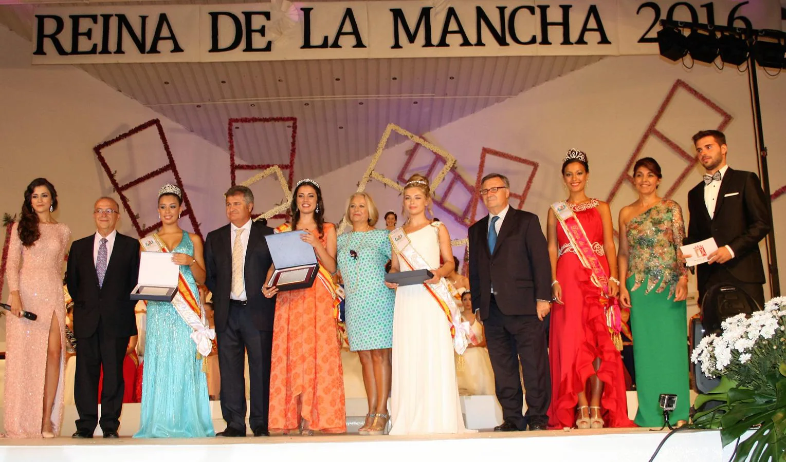 Las ganadoras junto al alcalde, presentadoras, pregonero y el diputado Arturo García-Tizón