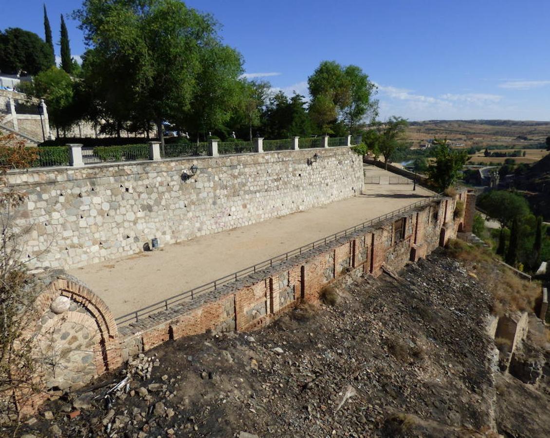 Restos del muro exterior del edificio de Santiago reutilizados en 1945 para acoger los jardines bajos del Alcázar Cerro