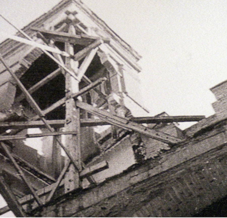 Reparación de la Puerta del Cambrón tras la Guerra Civil. Foto Rodríguez. Colección A.C. Montes de Toledo. 