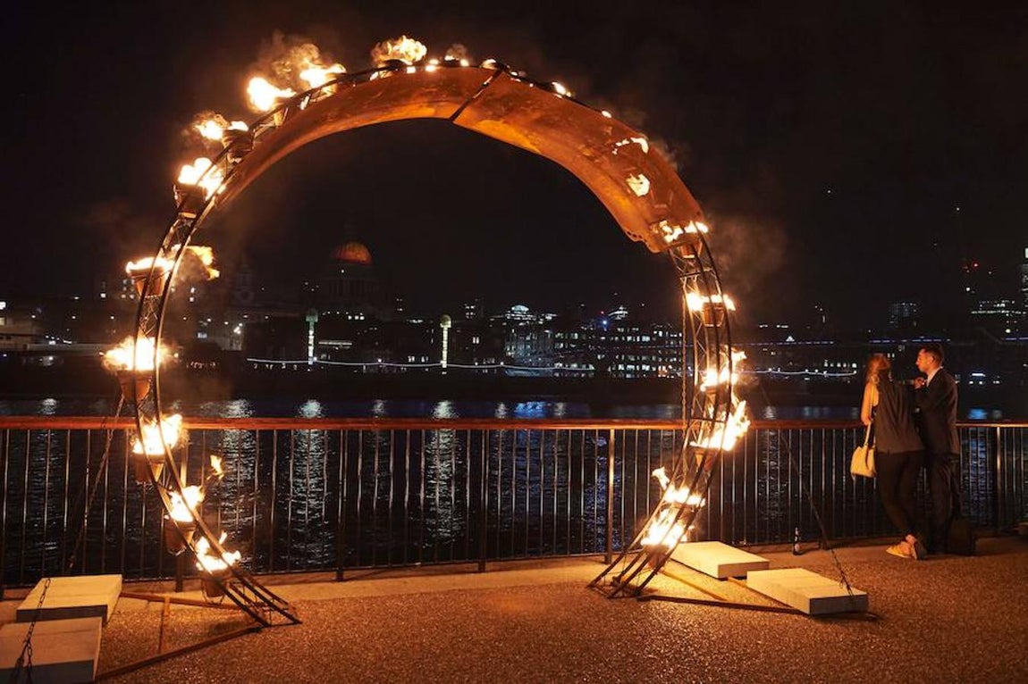 Gran incendio de Londres, 350 aniversario. «Jardín en fuego», diseñado por la compañía francesa Carabosse, se ha llevado a cabo en los alrededores de la Tate Modern, en el centro de la ciudad