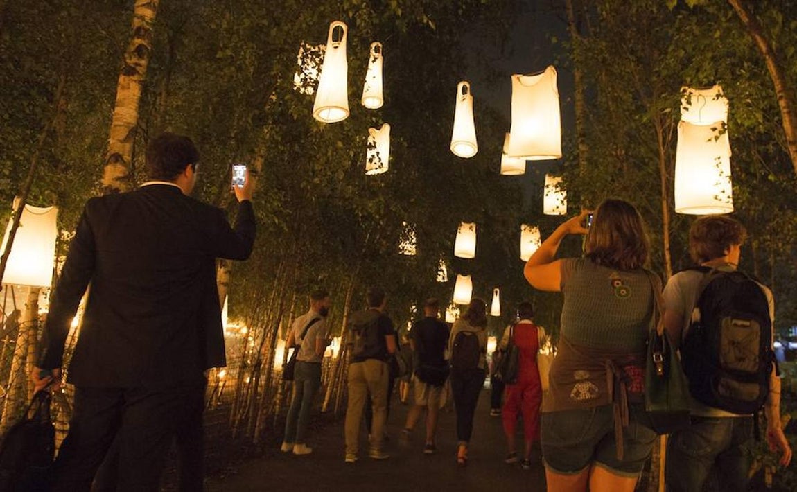 Gran incendio de Londres, 350 aniversario. Un grupo de personas visitan el Great Fire of London