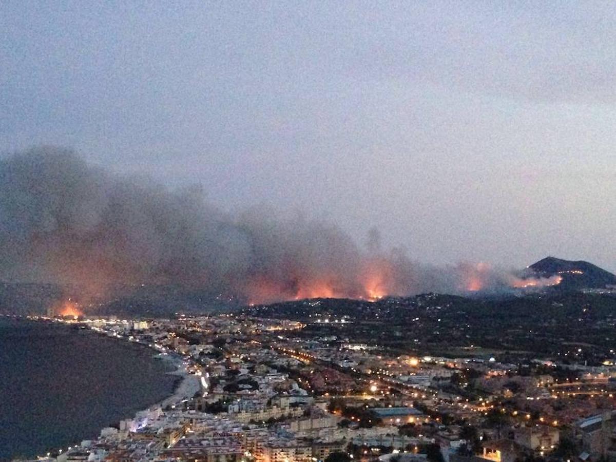 El fuego sin control devora la Costa Blanca