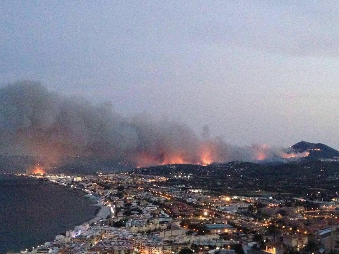 El fuego sin control devora la Costa Blanca