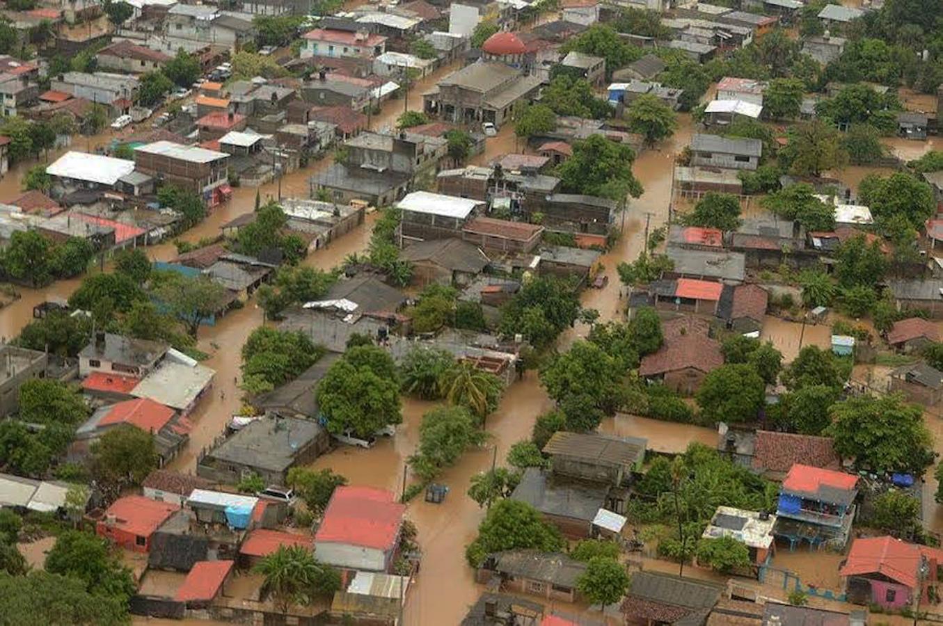 Fotografía cedida de una vista aérea de las zonas afectadas por las intensas lluvias en el municipio de Benito Juárez donde se calcula que hay unas 5.000 personas damnificadas, según informó protección Civil del estado de Guerrero (México)