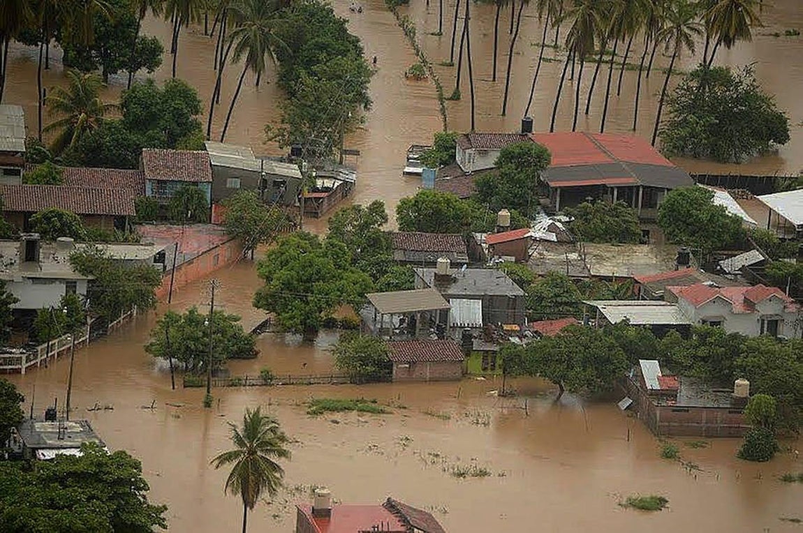 Fotografía cedida de una vista aérea de las zonas afectadas por las intensas lluvias en el municipio de Benito Juárez donde se calcula que hay unas 5.000 personas damnificadas, según informó protección Civil del estado de Guerrero (México). Efe