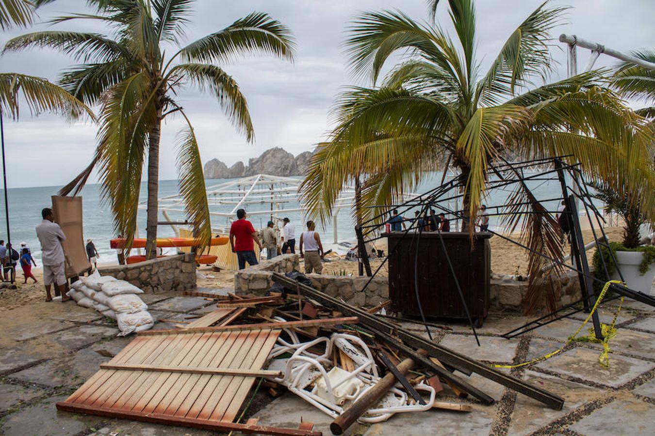 Residentes observan de pie las secuelas que dejó el Huracán Newton en la zona de Los Cabos (México)