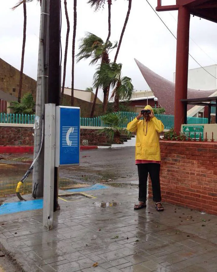 Una persona observa el alto oleaje tras el paso del huracán Newton en la ciudad turística de La Paz, del estado de Baja California Sur (México)