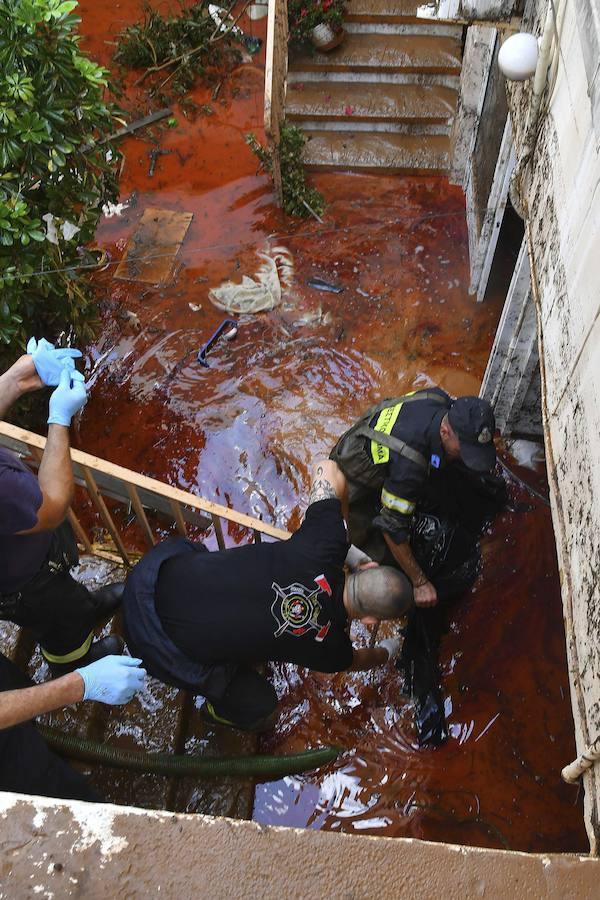 Bomberos trasladan el cuerpo sin vida de una víctima de las inundaciones en un edificio en Kalamata (Grecia). Tres personas han muerto y una mujer continúa desaparecida.. EFE