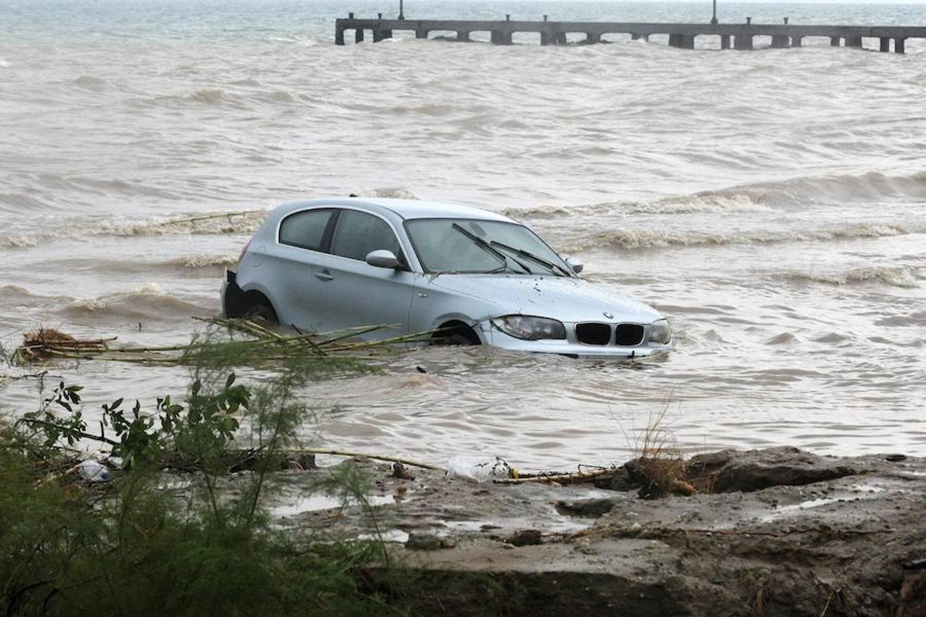 El temporal de fuertes lluvias que se registra en varias ciudades de Grecia ha provocado la muerte de tres personas en Kalamata y la desaparición de una mujer en Salónica.