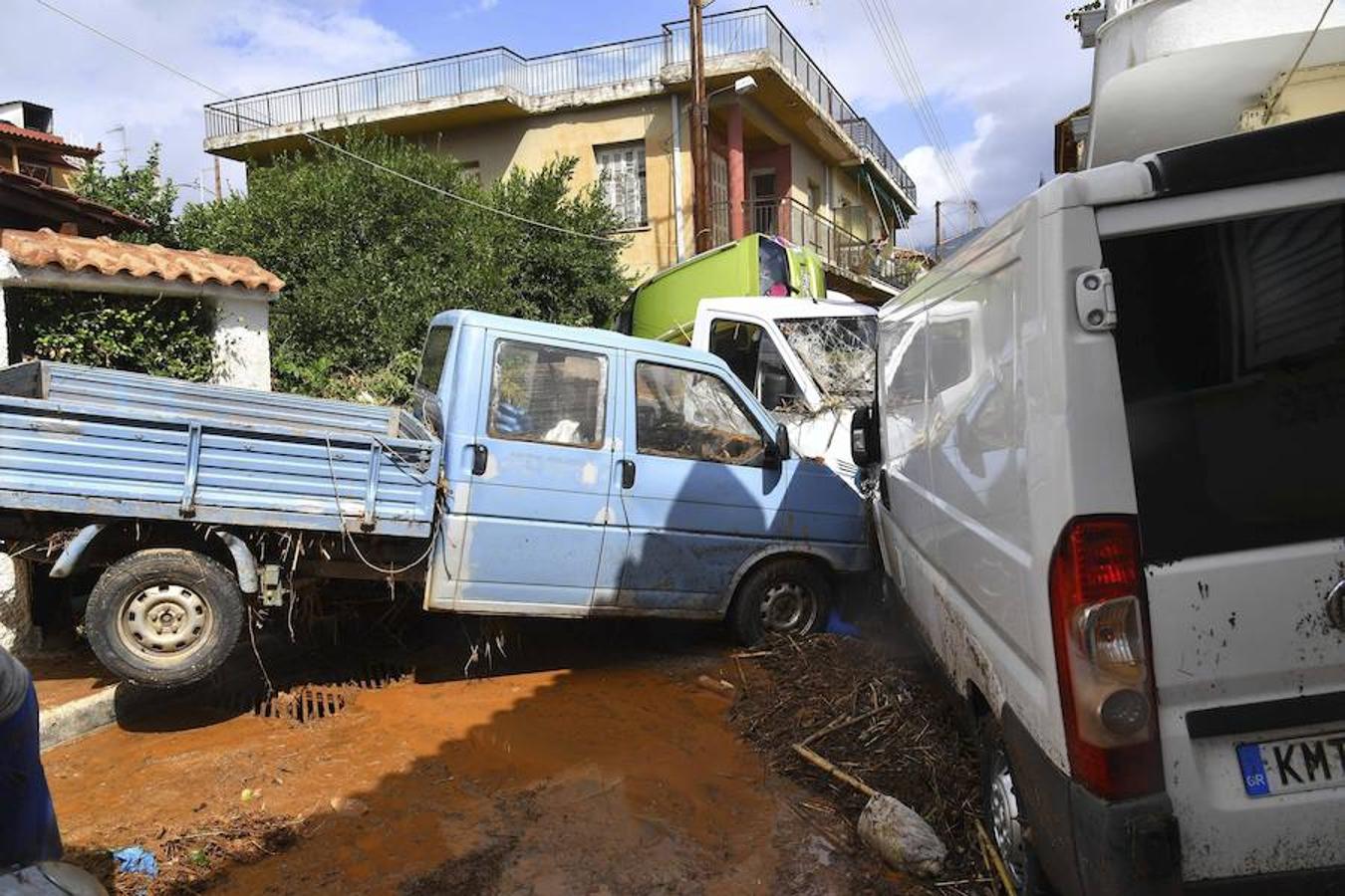 Hasta el momento, tres personas han muerto y una mujer continúa desaparecida. Los coches se han apilado en la zona de Kalamata.. EFE