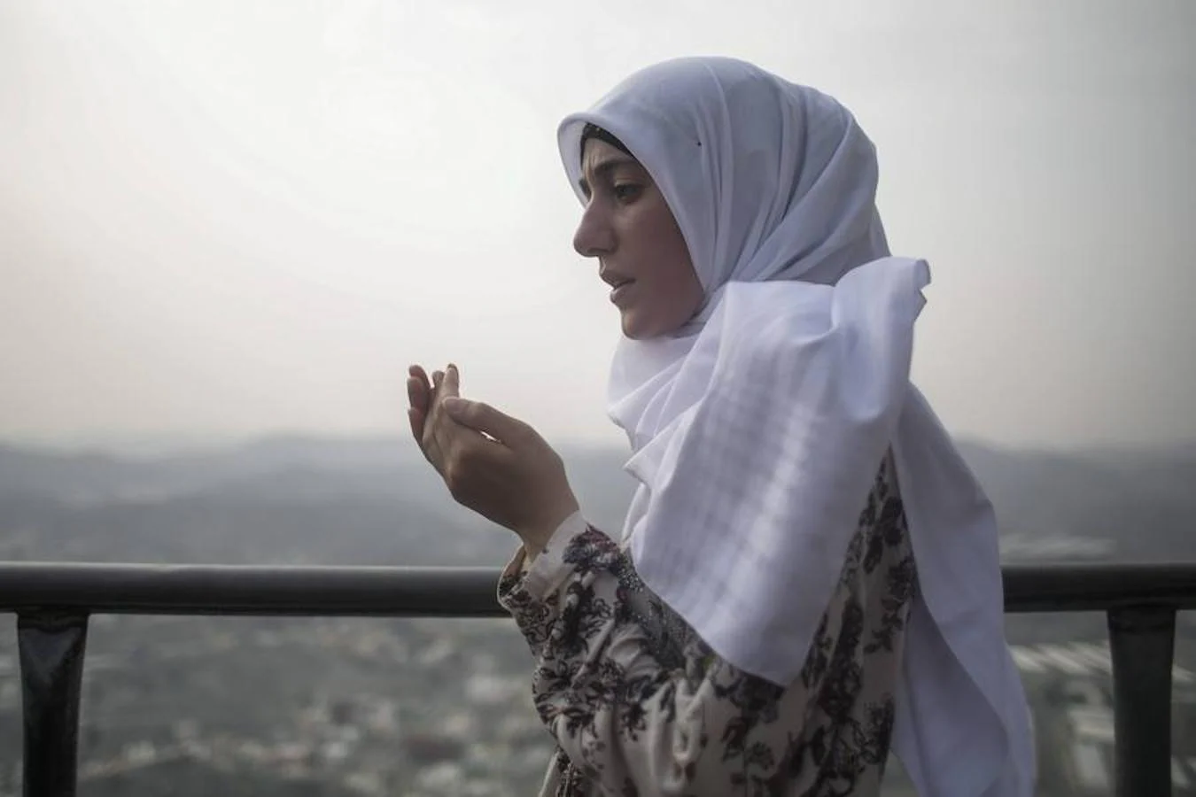 Una musulmana ora en el Monte Al-Noor