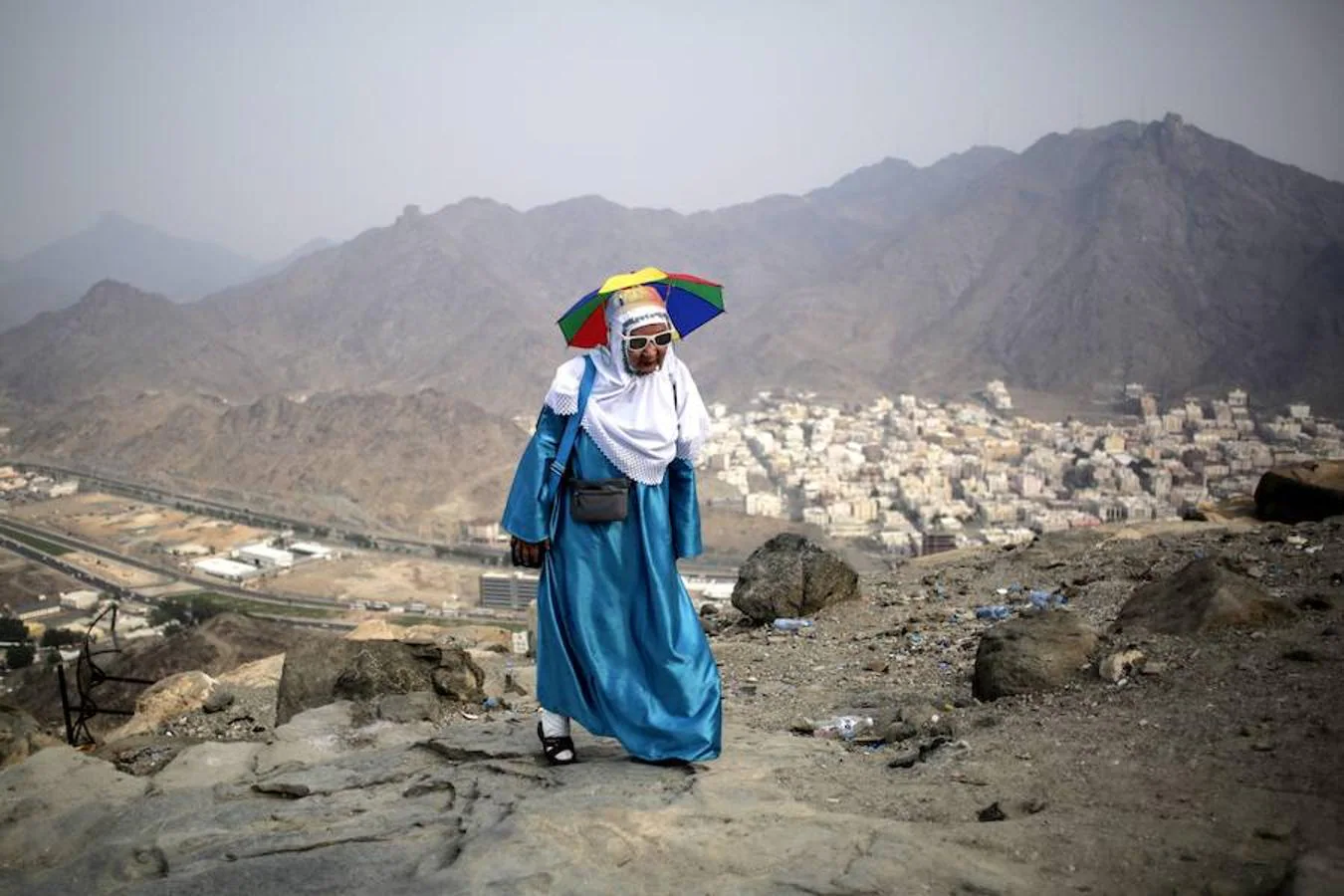 Una mujer sube al Monte Al-Noor hoy, miércoles 7 de septiembre de 2016, en la ciudad sagrada de La Meca 