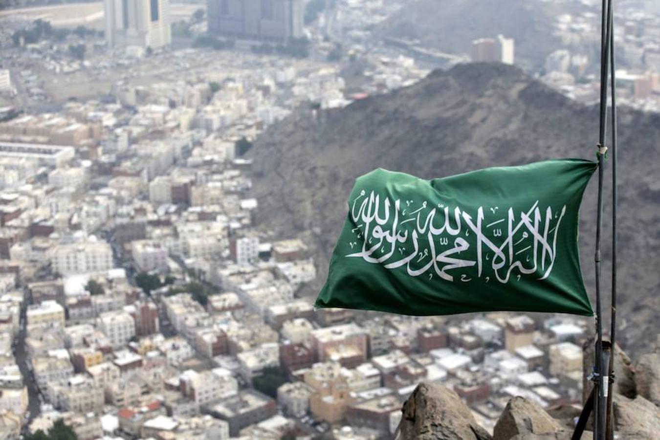Imagen de una bandera de Arabia Saudí en lo alto del Monte Al-Noor