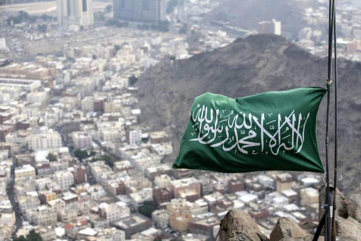 Imagen de una bandera de Arabia Saudí en lo alto del Monte Al-Noor. 