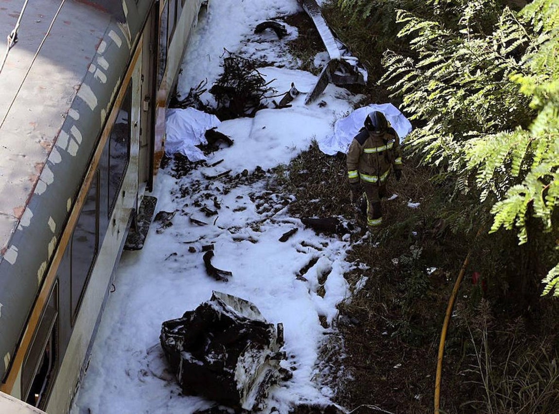 Por su parte, Urgencias Médicas desplegó sendos equipos médicos a bordo de dos helicópteros con base en Santiago y Orense. 